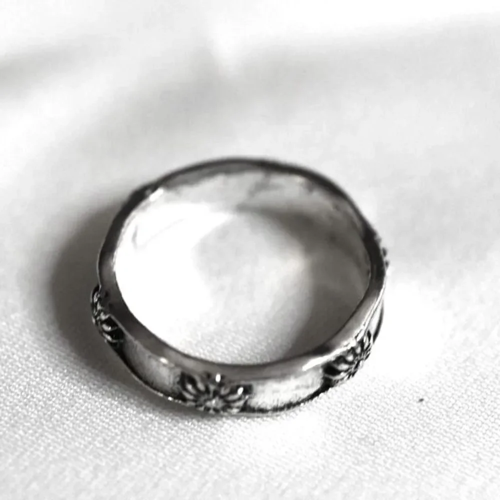 NWOT Bewitching Art Deco Floral Silver Tone Metal Size 8.5 Casual Unisex Ring